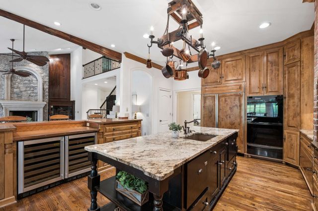 943 Oak Valley Ln, Nashville, TN 37220