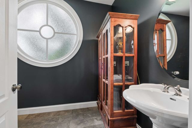 943 Oak Valley Ln, Nashville, TN 37220
