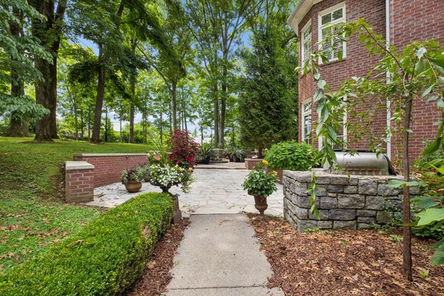 943 Oak Valley Ln, Nashville, TN 37220