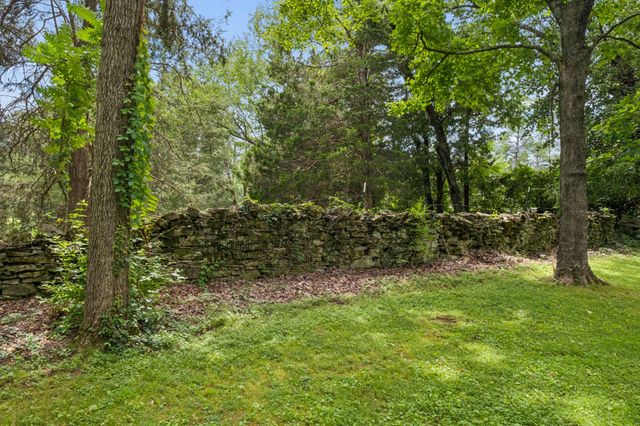 943 Oak Valley Ln, Nashville, TN 37220