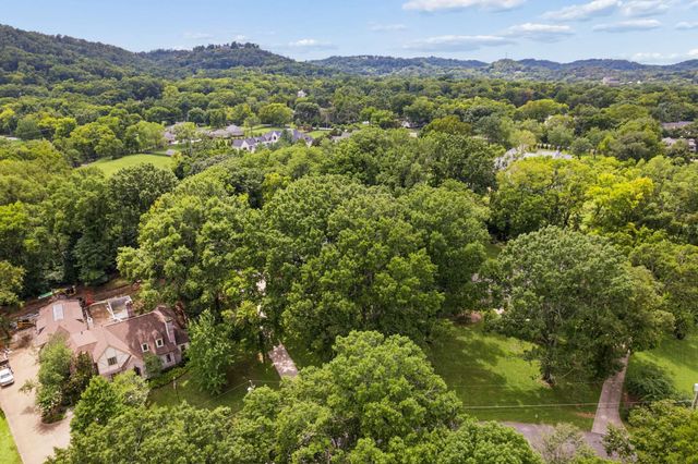 943 Oak Valley Ln, Nashville, TN 37220