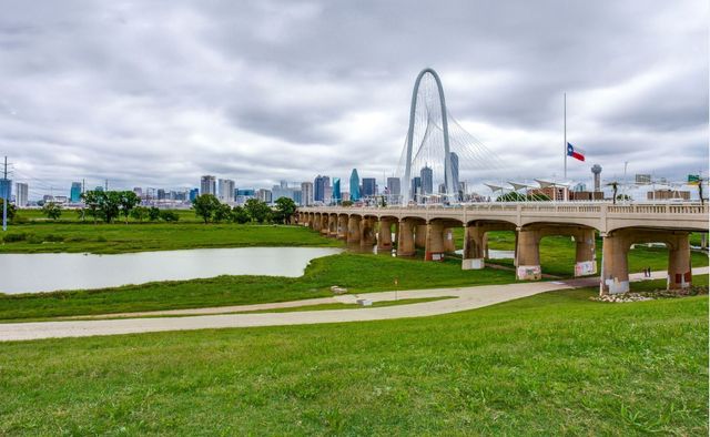 404 W Greenbriar Lane, Dallas, TX 75208