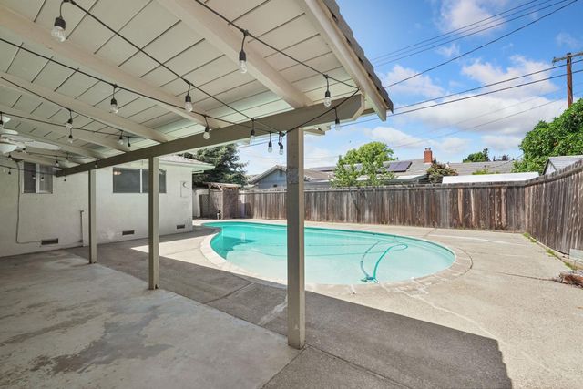 1711 W Tokay St, Lodi, CA 95242
