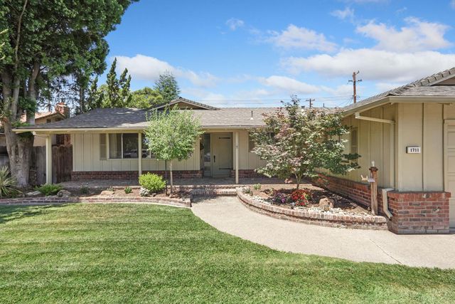1711 W Tokay St, Lodi, CA 95242