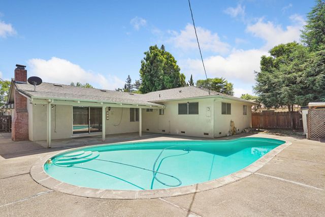 1711 W Tokay St, Lodi, CA 95242