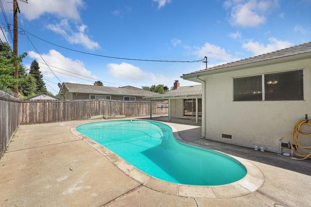 1711 W Tokay St, Lodi, CA 95242
