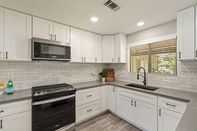1711 W Tokay St, Lodi, CA 95242
