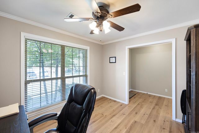 140 Hawthorne Lane, Russellville, AR 72802