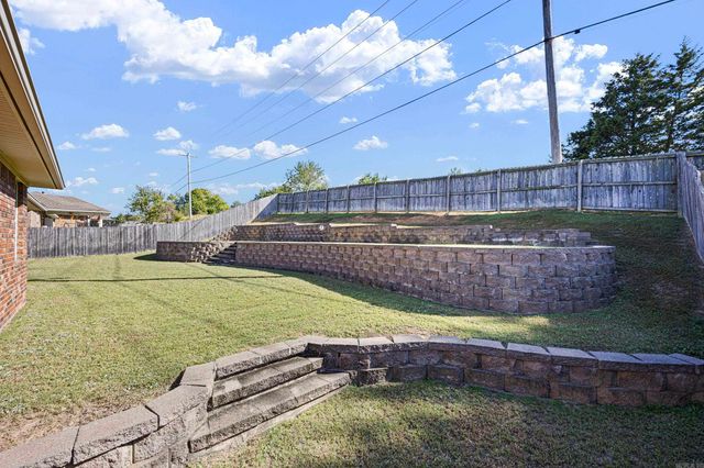 140 Hawthorne Lane, Russellville, AR 72802