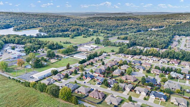 140 Hawthorne Lane, Russellville, AR 72802