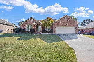 140 Hawthorne Lane, Russellville, AR 72802