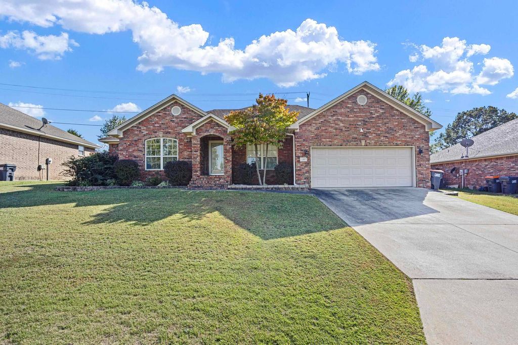 140 Hawthorne Lane, Russellville, AR 72802