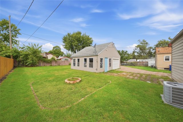 4130 Oxford Street, Des Moines, IA 50313