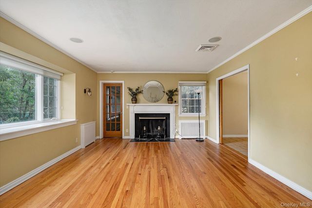 73 Revere Road, East Hills, NY 11577