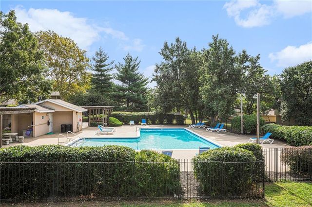 12782 W 108th Terrace W, Overland Park, KS 66210