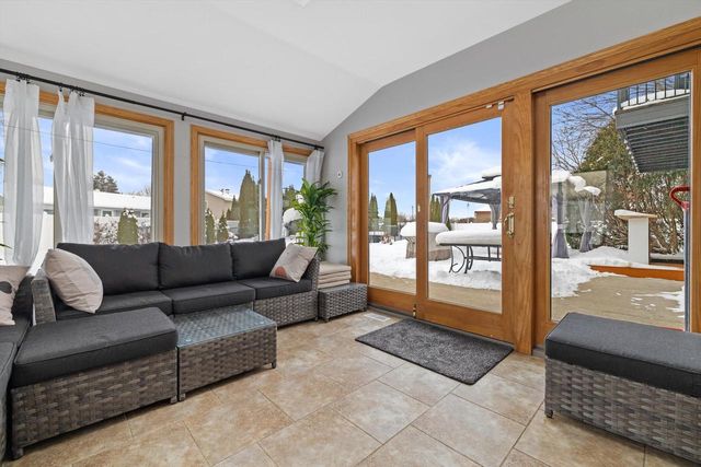 8100 W Imperial DRIVE, Franklin, WI 53132