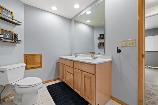 8100 W Imperial DRIVE, Franklin, WI 53132