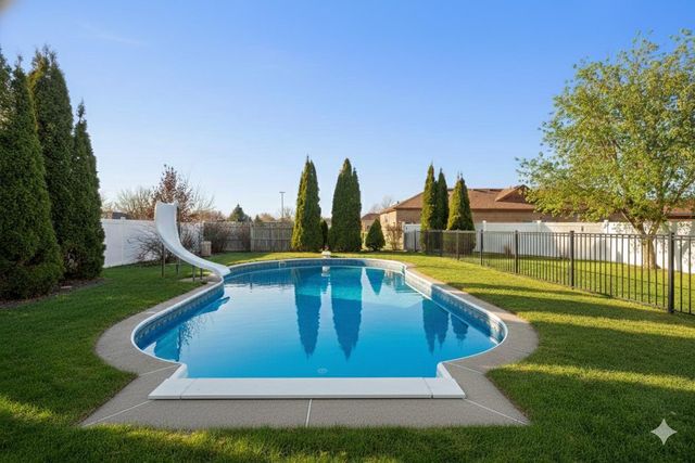 8100 W Imperial DRIVE, Franklin, WI 53132