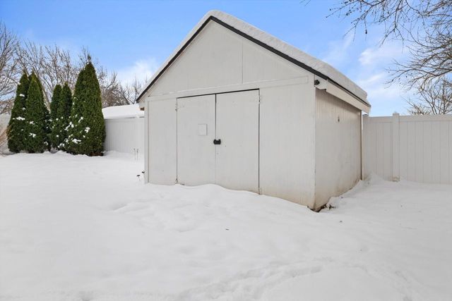 8100 W Imperial DRIVE, Franklin, WI 53132
