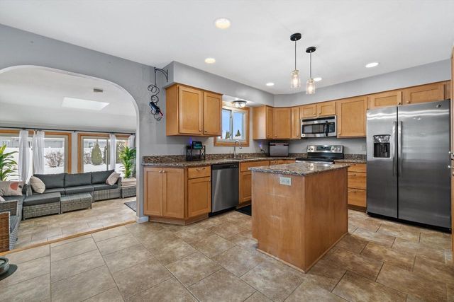 8100 W Imperial DRIVE, Franklin, WI 53132