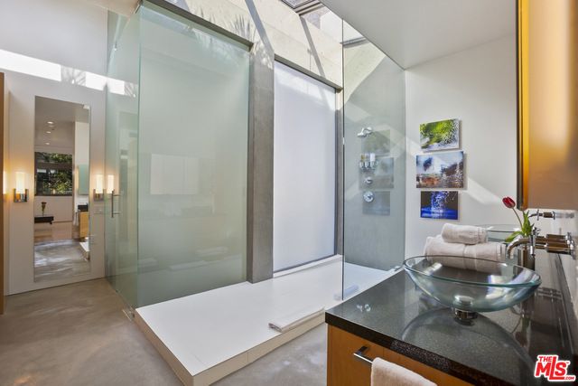 1849 FOX HILLS Drive UNO, Los Angeles, CA 90025