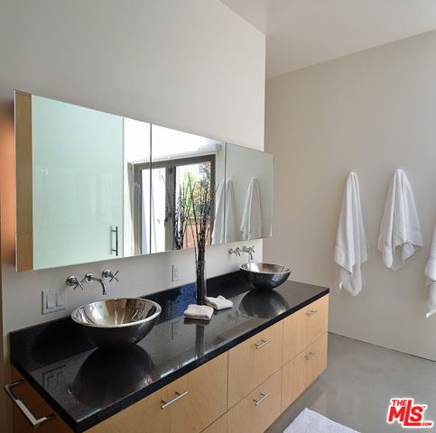 1849 FOX HILLS Drive UNO, Los Angeles, CA 90025