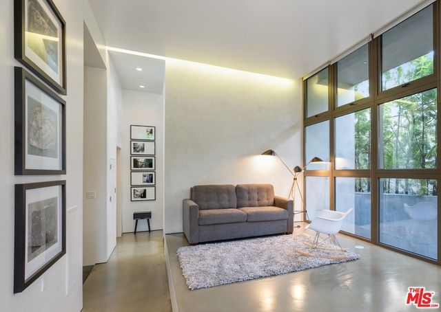 1849 FOX HILLS Drive UNO, Los Angeles, CA 90025