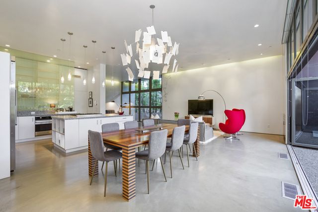 1849 FOX HILLS Drive UNO, Los Angeles, CA 90025