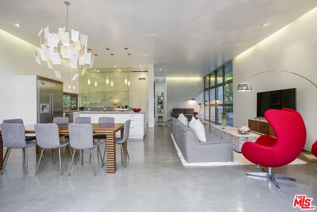 1849 FOX HILLS Drive UNO, Los Angeles, CA 90025