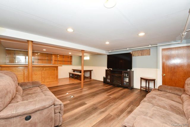 105 Dow Avenue, Mineola, NY 11501