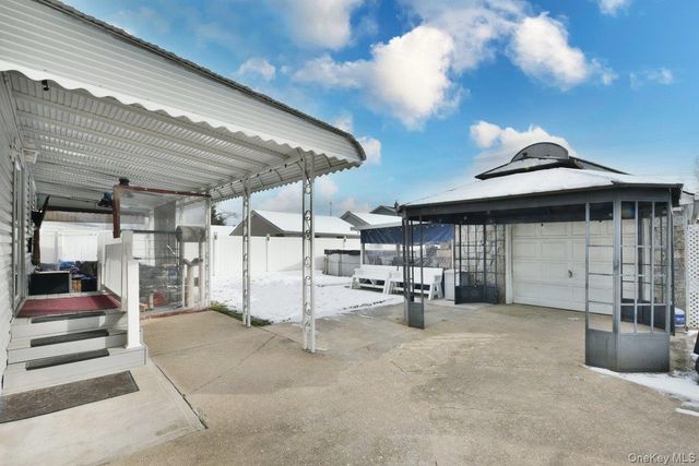 105 Dow Avenue, Mineola, NY 11501