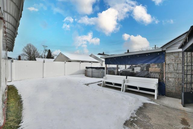 105 Dow Avenue, Mineola, NY 11501