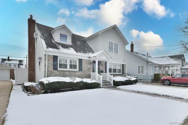 105 Dow Avenue, Mineola, NY 11501