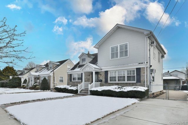 105 Dow Avenue, Mineola, NY 11501