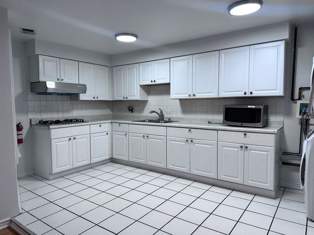 240 W 31st Street 2W, Chicago, IL 60616