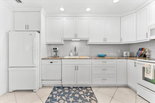 6708 SARASEA CIRCLE 202, Sarasota, FL 34242