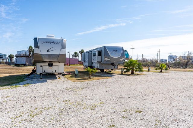 1040 Rollover Lane, Gilchrist, TX 77617