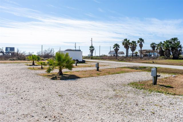 1040 Rollover Lane, Gilchrist, TX 77617