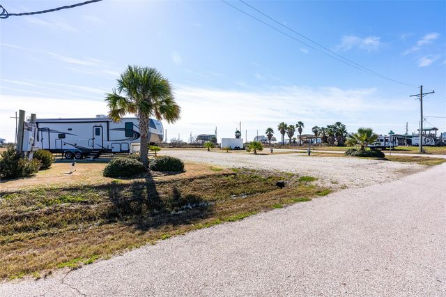 1040 Rollover Lane, Gilchrist, TX 77617