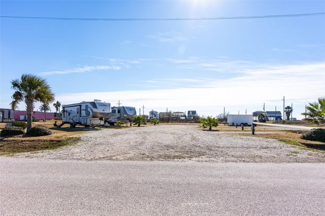 1040 Rollover Lane, Gilchrist, TX 77617