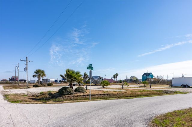 1040 Rollover Lane, Gilchrist, TX 77617