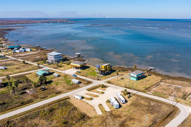 1040 Rollover Lane, Gilchrist, TX 77617