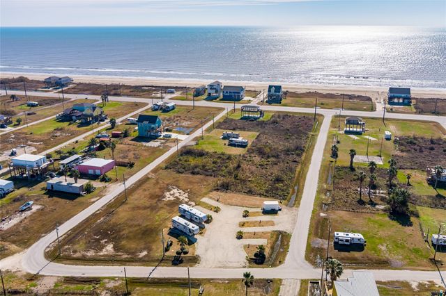 1040 Rollover Lane, Gilchrist, TX 77617