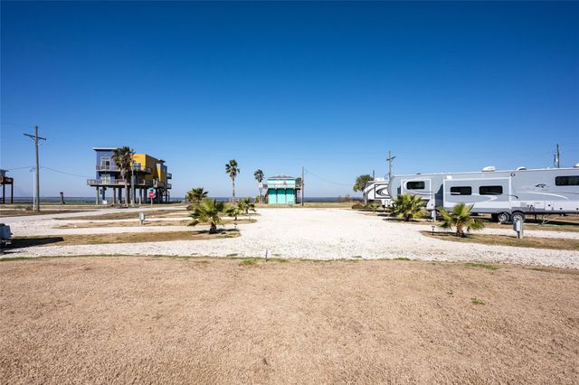 1040 Rollover Lane, Gilchrist, TX 77617