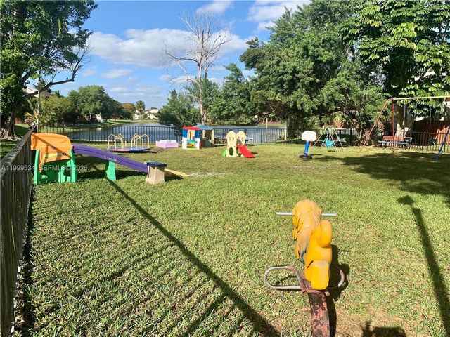 9711 NW 4th Ln 9711, Miami, FL 33172