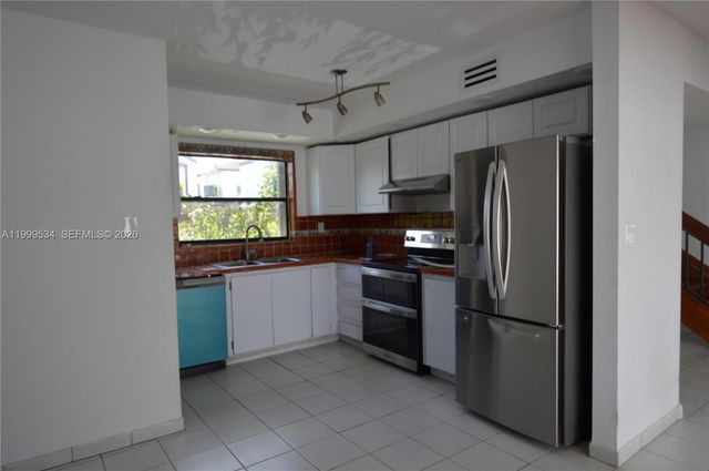 9711 NW 4th Ln 9711, Miami, FL 33172