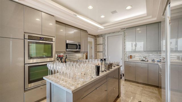 435 L AMBIANCE DRIVE J704, Longboat Key, FL 34228