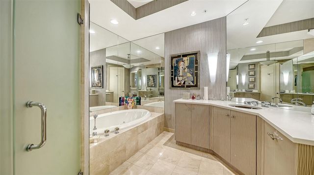 435 L AMBIANCE DRIVE J704, Longboat Key, FL 34228