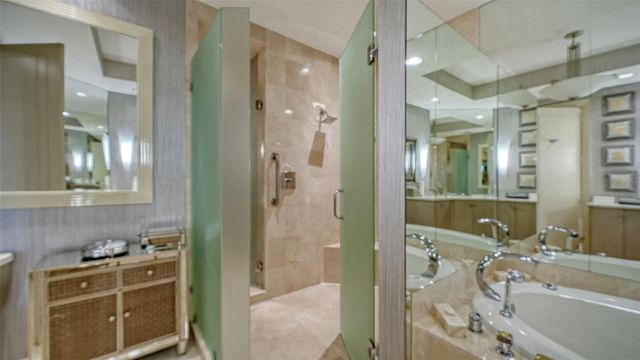 435 L AMBIANCE DRIVE J704, Longboat Key, FL 34228