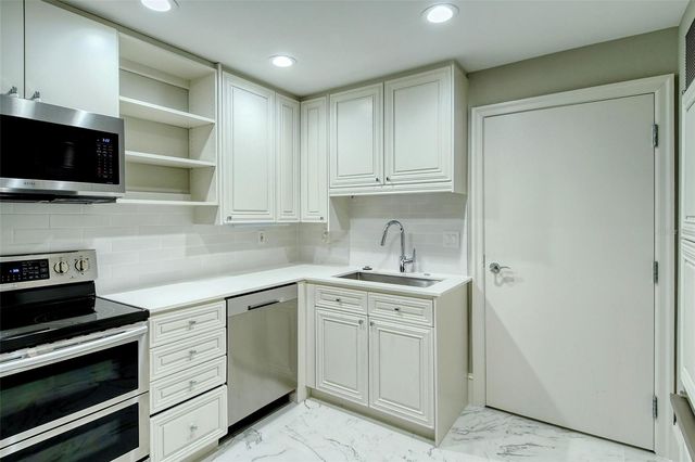 435 L AMBIANCE DRIVE J704, Longboat Key, FL 34228